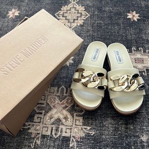 Steve Madden Delay Sandal in Bone